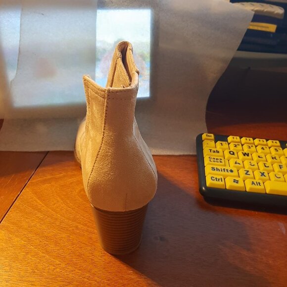 NEW ! ZBY Women Suede Bootie Cream Size 9.5 - Picture 4 of 6